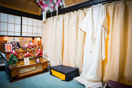 結婚式　和装　神前　仏前　ウェディング　支度　自宅着付け　メイクシーン　雛人形