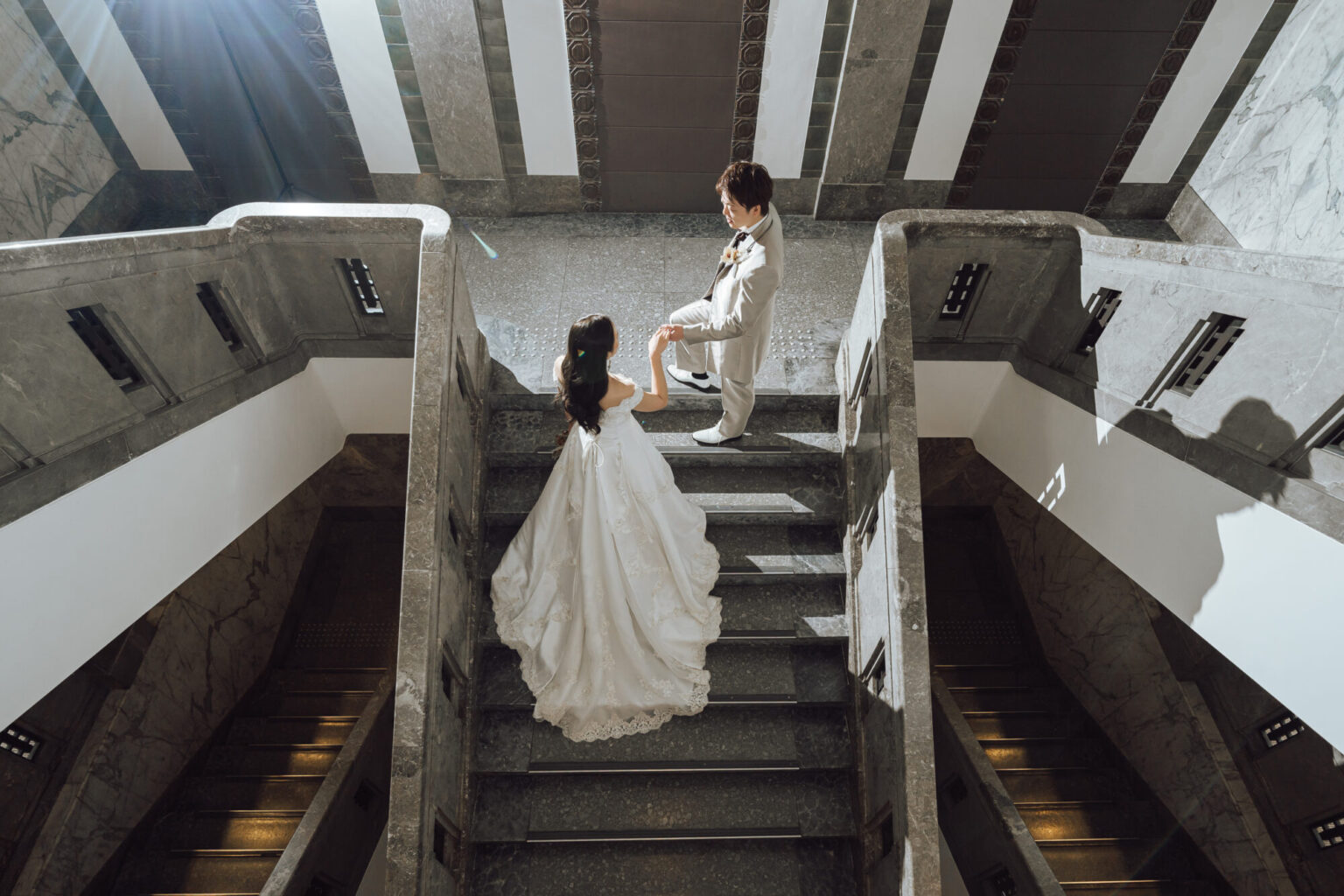 しいのき迎賓館の階段で前撮り