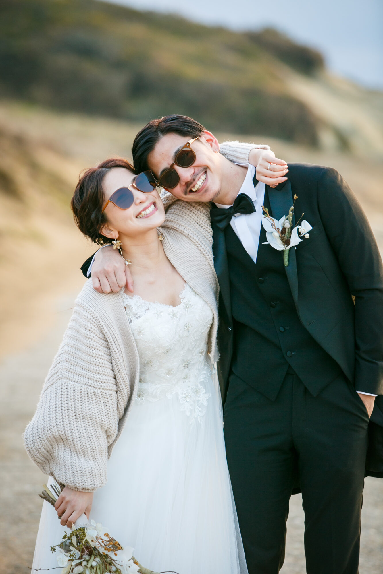 加賀温泉郷の片野海岸でサングラスを使ったオシャレな前撮り