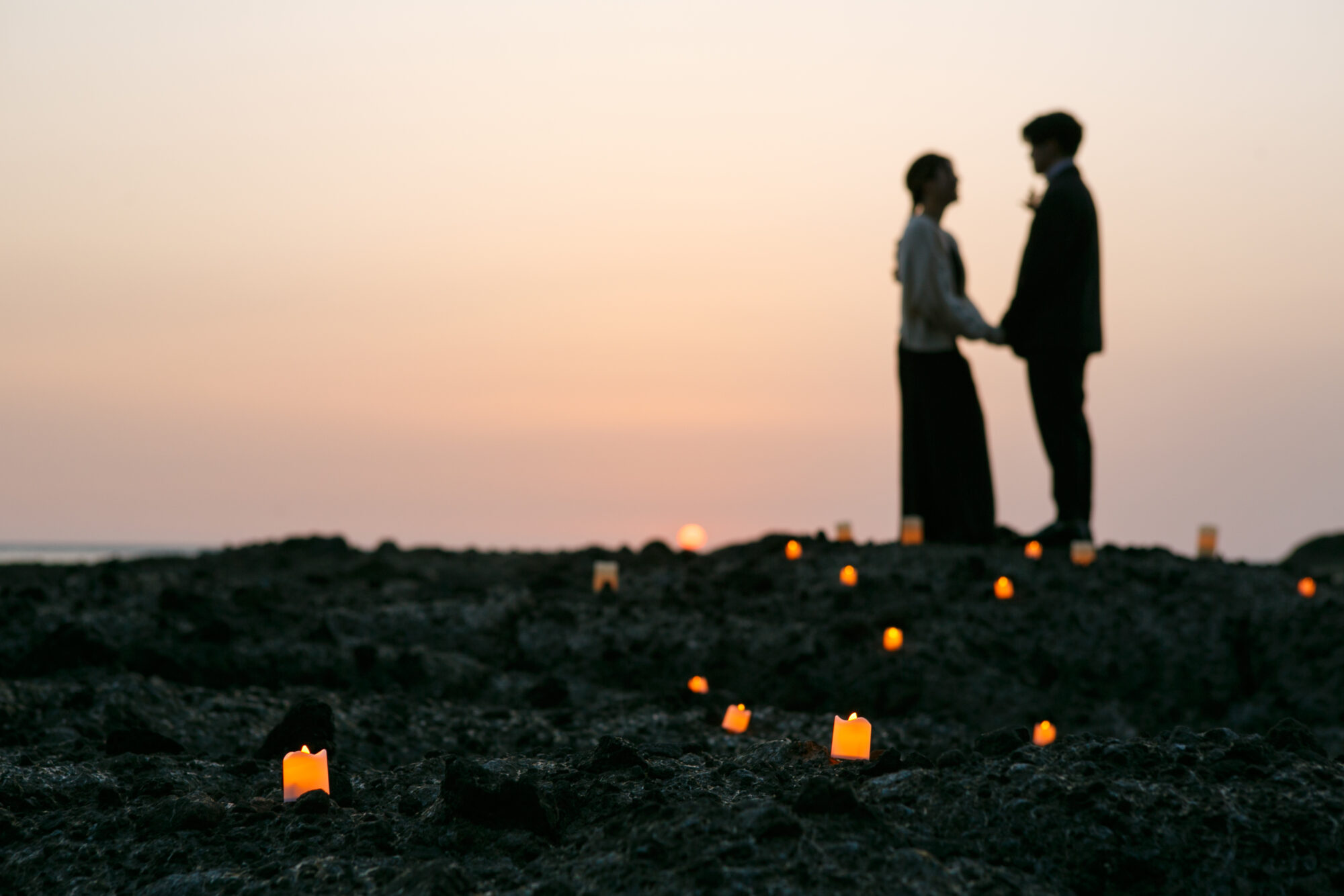 キャンドルと夕日がロマンティックなフォトウェディング