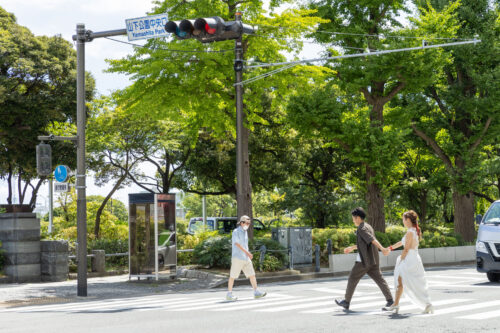 山下公園前の横断歩道でフォトウェディング