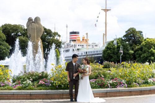 山下公園の氷川丸と噴水の前でフォトウェディング