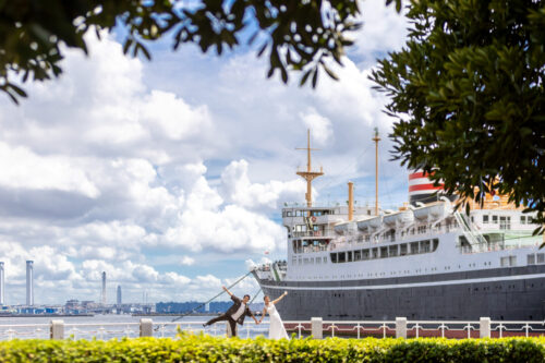 ジョギングカップルが氷川丸の前で前撮り撮影