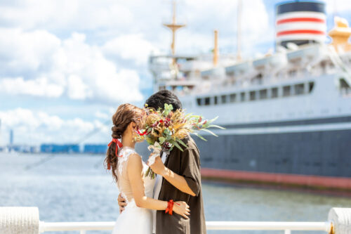 氷川丸を背景にブーケで顔を隠した前撮りショット