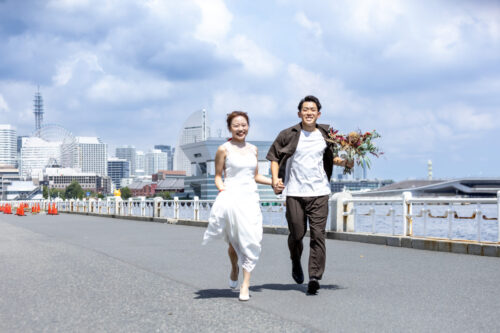 ジョギングをしているような山下公園の前撮り