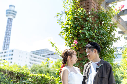 山下公園から見えるマリンタワーを背景に前撮り