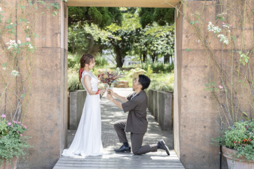 ジョギング好きのカップルが山下公園で前撮り