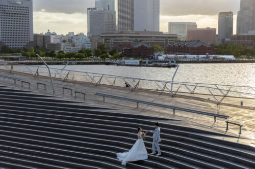 大桟橋の階段越しのみなとみらい