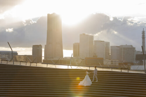 みなとみらいを背景に夕日の逆光
