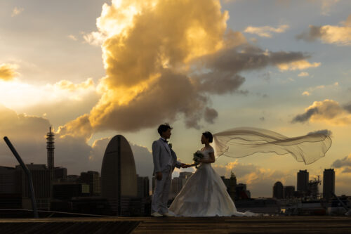 インターコンチネンタルホテルのシルエットと入道雲が黄色いサンセット