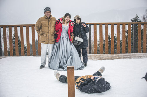 丸沼高原スキー場でフォトウェディングの家族たちとのショット