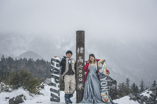 丸沼高原スキー場の標高2000m標識とウェディングドレスで記念写真