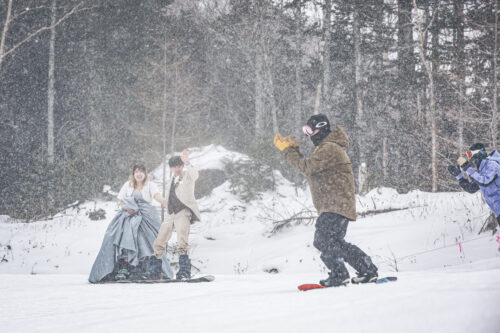 丸沼高原スキー場のお客さんに祝福される新郎新婦