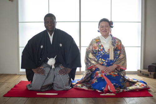 慣れない正座ポーズに顔が引き攣る新郎様