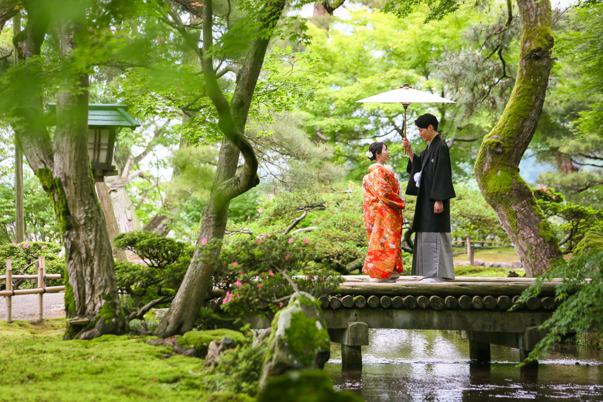 兼六園で和傘を使った写真