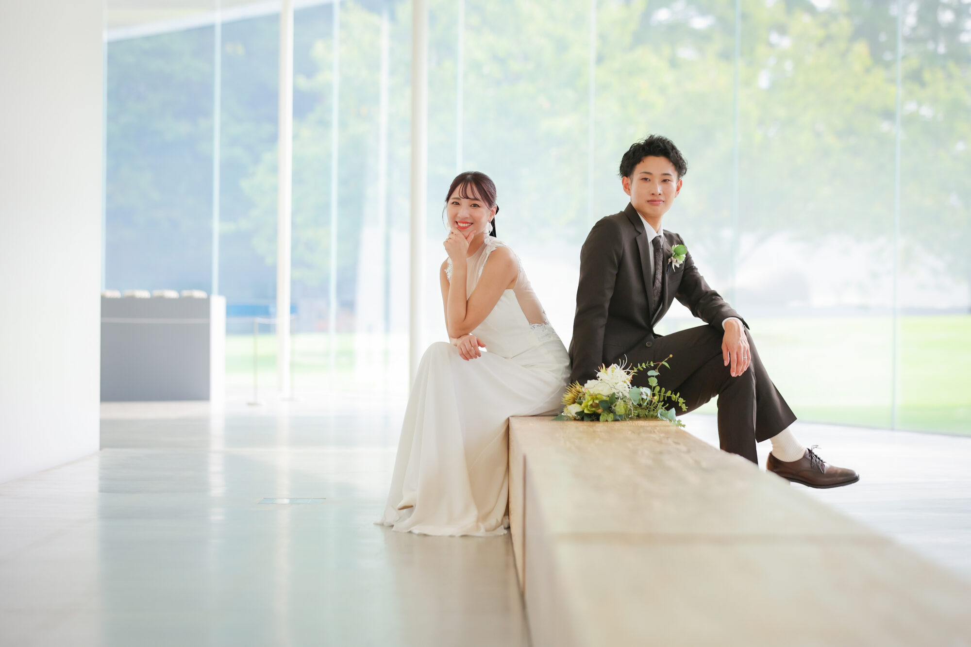 背中合わせのナチュラルなポーズ