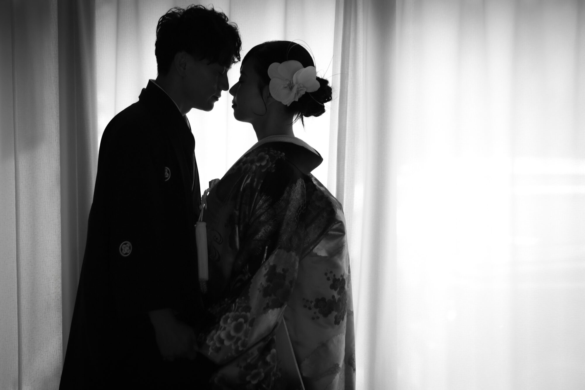 シルエットで向かい合うポーズ