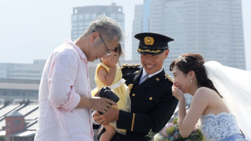 大さん橋　大桟橋　晴れ　夏　青空　撮影　レポート　卒花　家族　警察官