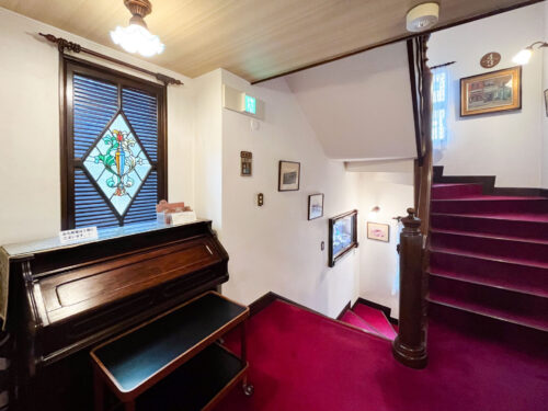 馬車道十番館　内観　喫茶　横浜　アンティーク　レトロ　クラシカル　ビンテージ　レンガ　ビスカウト　廊下　階段