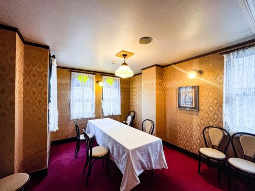 馬車道十番館　内観　喫茶　横浜　アンティーク　レトロ　クラシカル　ビンテージ　レンガ　ビスカウト　家族婚　少人数　結婚式　会食　家族　食事会　小部屋