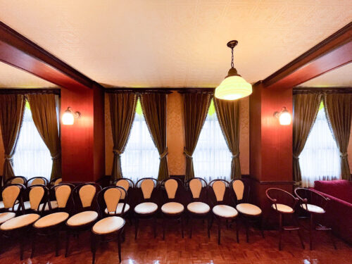 家族婚　少人数　結婚式　会食　家族　食事会　ソファ　椅子　イス　シャンデリア　カーテン