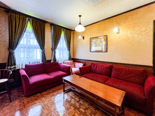 馬車道十番館　内観　喫茶　横浜　アンティーク　レトロ　クラシカル　ビンテージ　レンガ　ビスカウト　家族婚　少人数　結婚式　会食　家族　食事会　ソファ　椅子　イス　シャンデリア