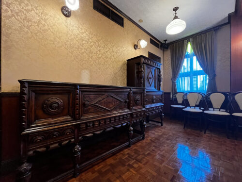 馬車道十番館　内観　喫茶　横浜　アンティーク　レトロ　クラシカル　ビンテージ　レンガ　ビスカウト　家族婚　少人数　結婚式　会食　家族　食事会　調度品　タンス