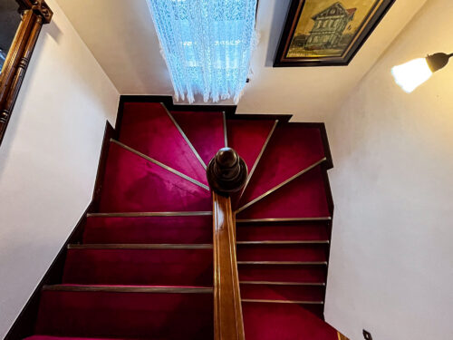 馬車道十番館　内観　喫茶　横浜　アンティーク　レトロ　クラシカル　ビンテージ　レンガ　ビスカウト　家族婚　少人数　結婚式　会食　家族　食事会　螺旋　階段　赤　レッド