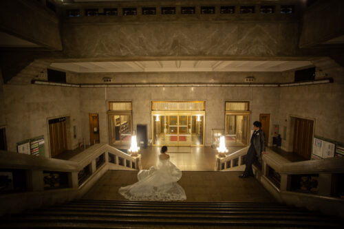 東京国立博物館の大階段で座り