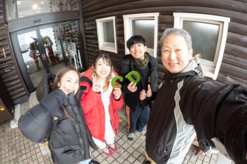 スキー場でフォトウェディングをしたお二人と記念写真