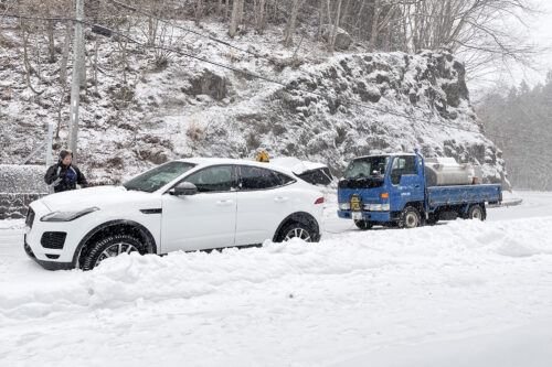 丸沼高原スキー場のサツ家の帰りにスタッグするジャガー