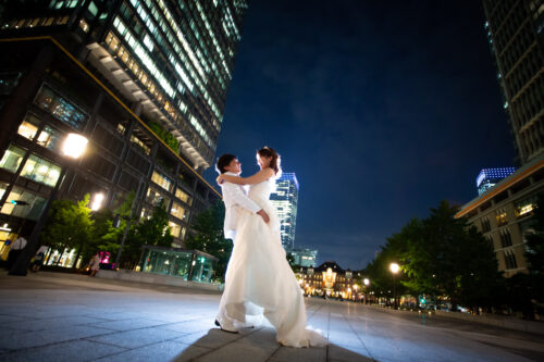 東京駅の丸の内でフォトウェディング抱き上げ