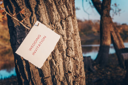 結婚式　招待状　服装　マナー　スーツ