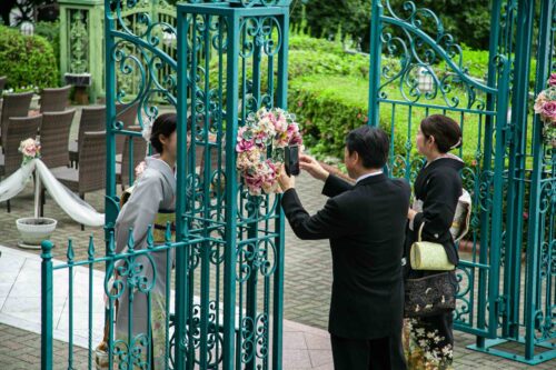 KKRポートヒル横浜のガーデンチャペルで新郎新婦とご家族が一緒に楽しむ様子
