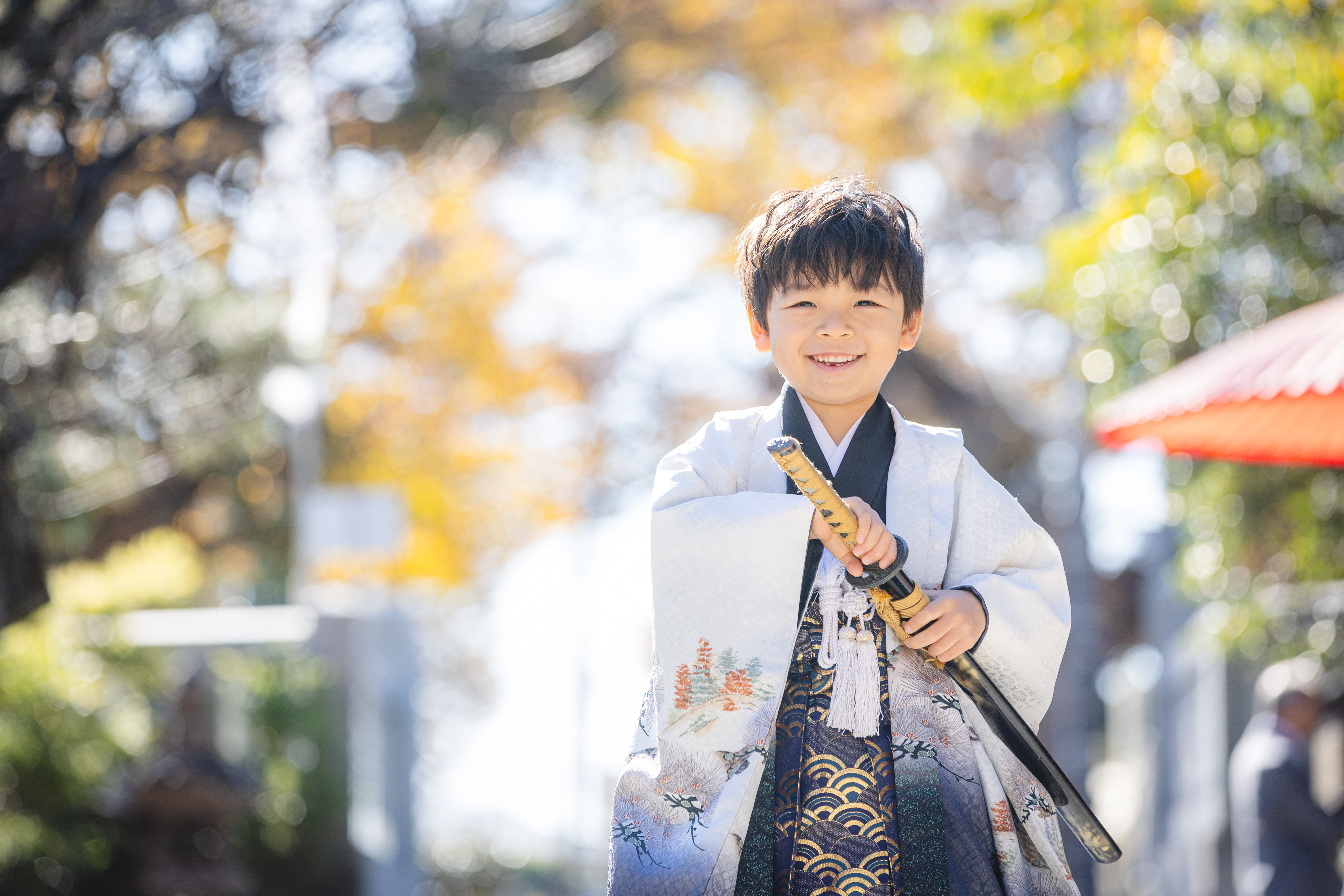 神社で七五三のロケ撮影をする男の子