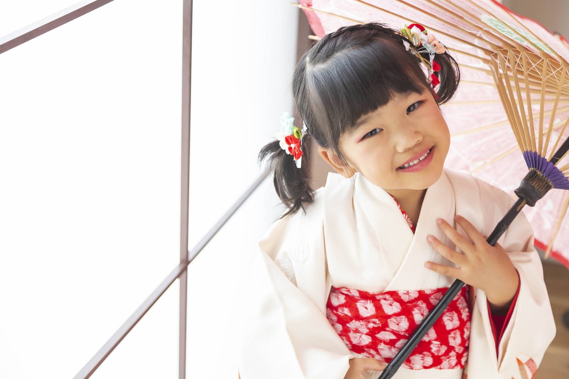 七五三の着物姿で番傘を持つ7歳の女の子｜フォトジェリッシュ