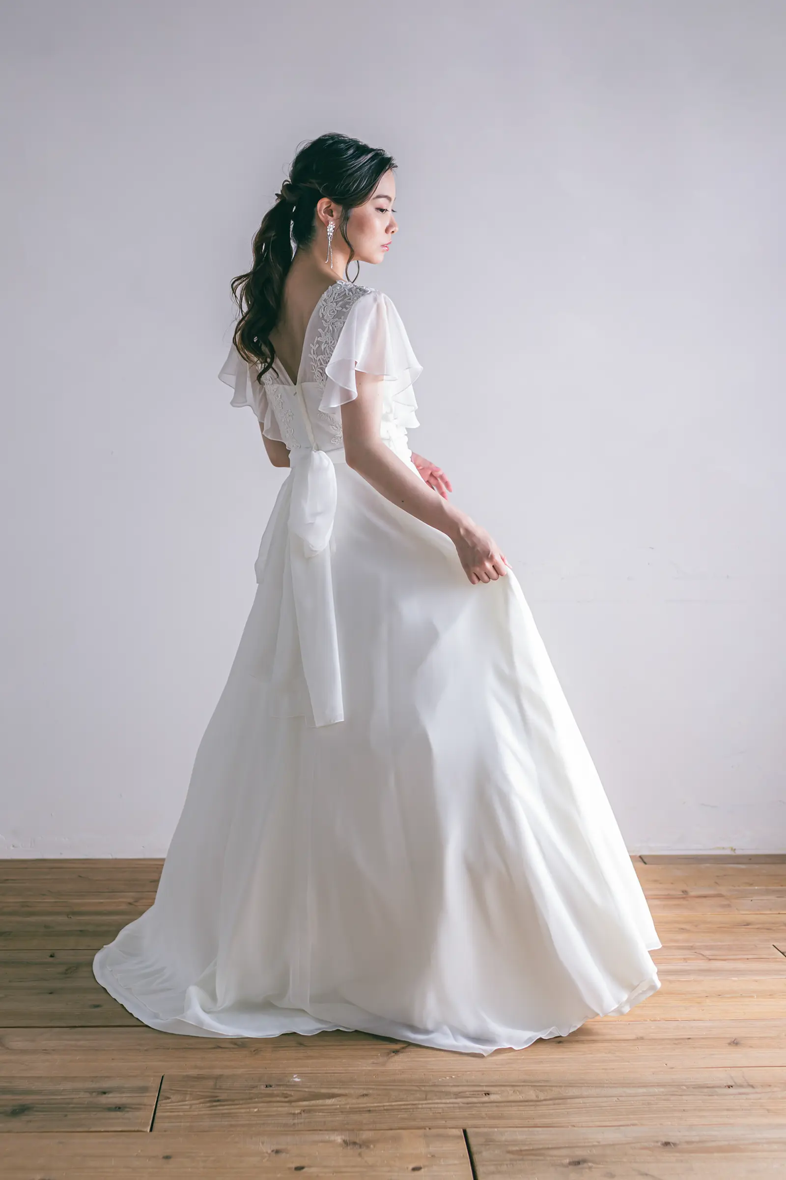 Jellish(ジェリッシュ)のレンタルドレス、バックスタイル。A-001(7号)はシフォンリボンと深めのVカットが特徴。横浜の洋館フォトや会食におすすめ。