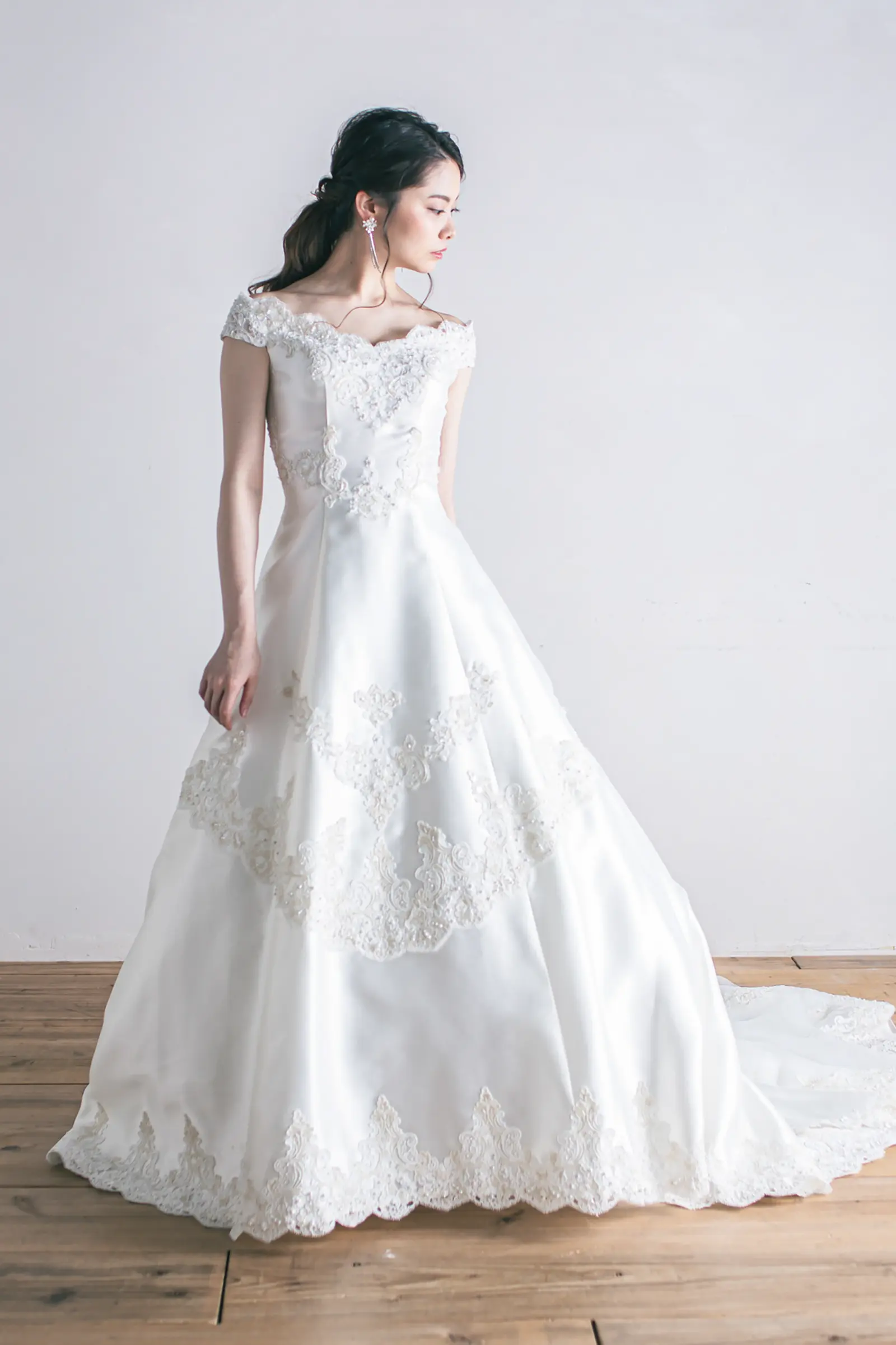 Jellish（ジェリッシュ）のオフショルダーAラインドレス。カットワーク刺繍が美しいクラシカルなデザイン。