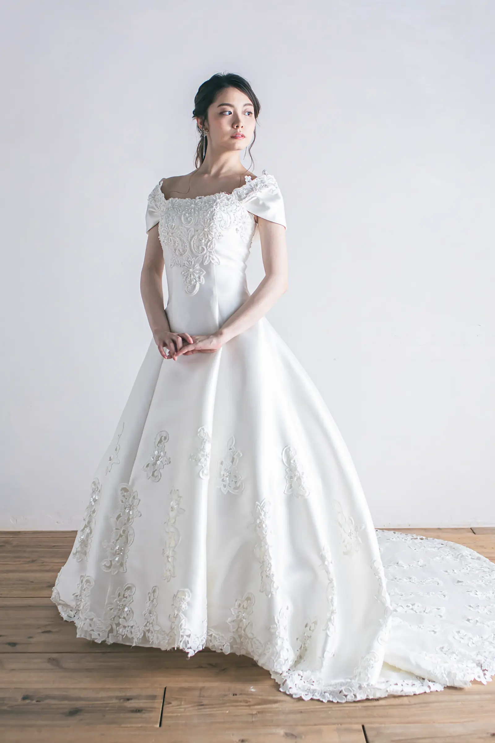 Jellish（ジェリッシュ）の2WAYドレス。取り外し可能なオフショルダーを付けたフロントショット。