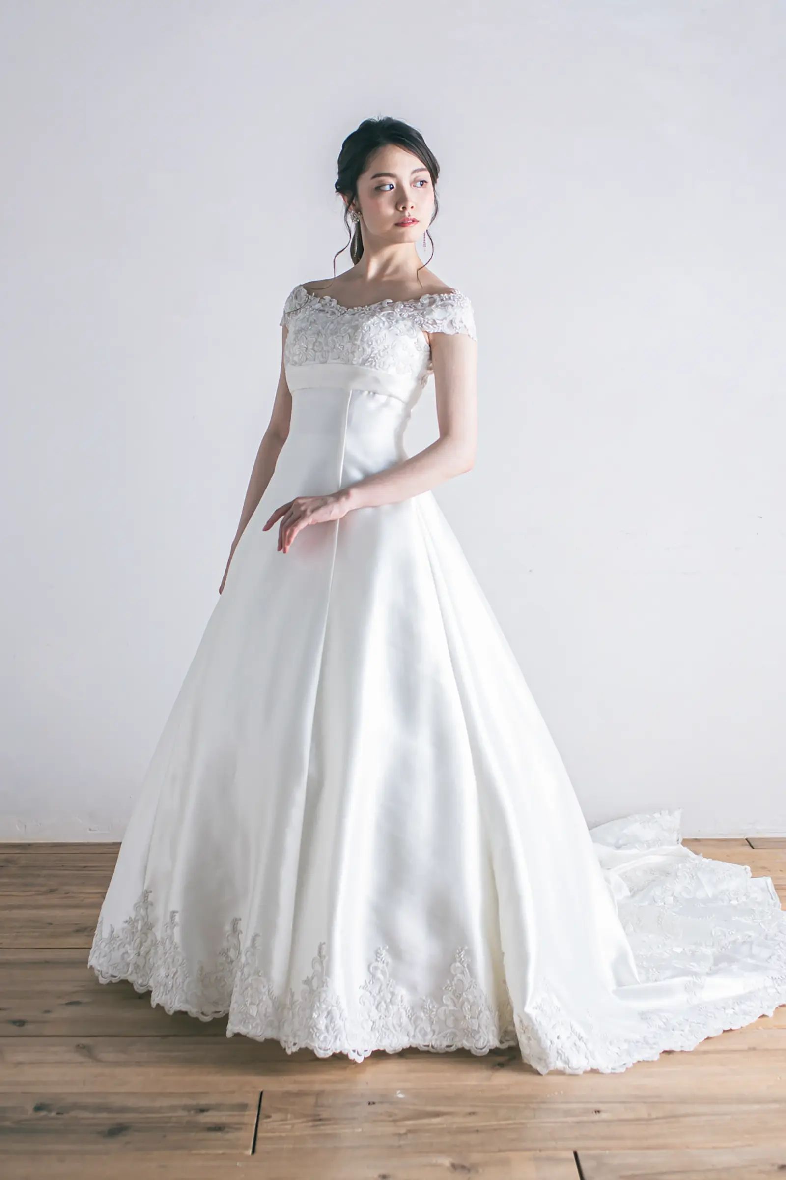 Jellish（ジェリッシュ）のシンプルサテンAラインドレス。横浜、金沢、軽井沢のチャペルでの高級感溢れる撮影に。