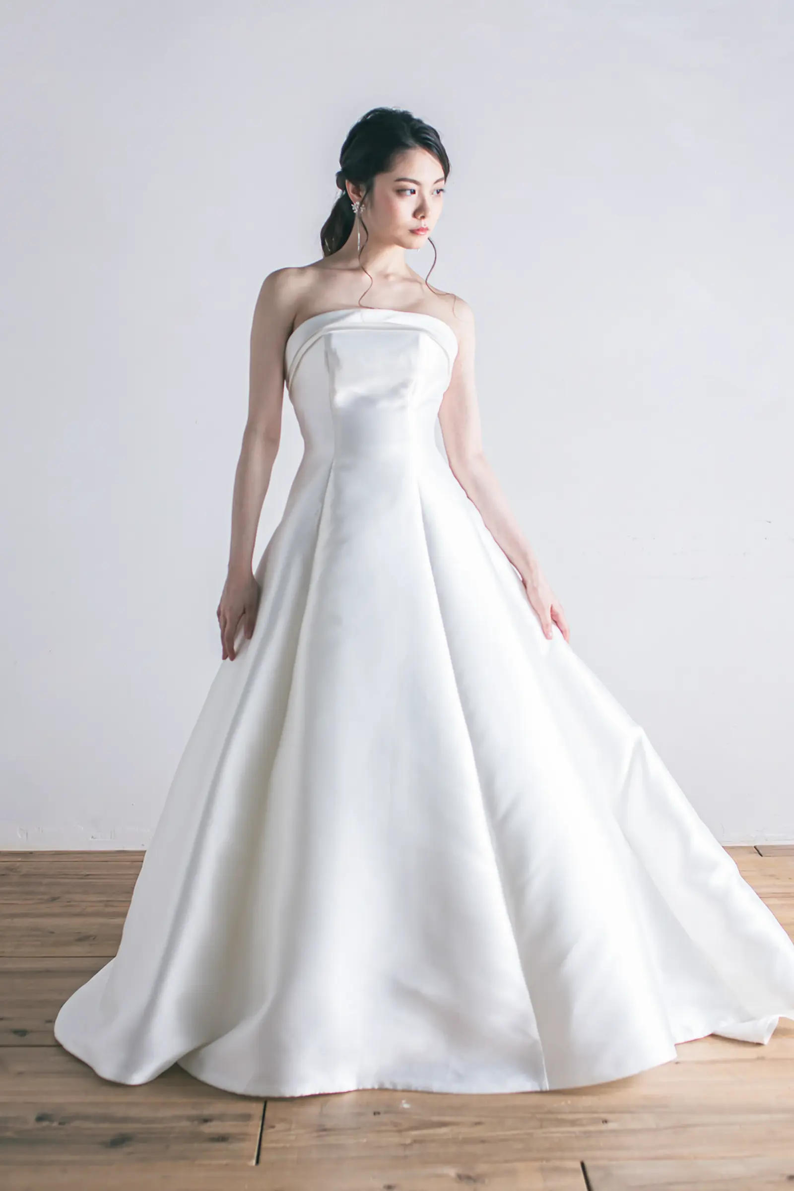 Jellish（ジェリッシュ）のAラインドレス。胸元のカットワーク刺繍が美しいクラシカルなフロントスタイル。横浜・金沢でのフォトウェディングに。