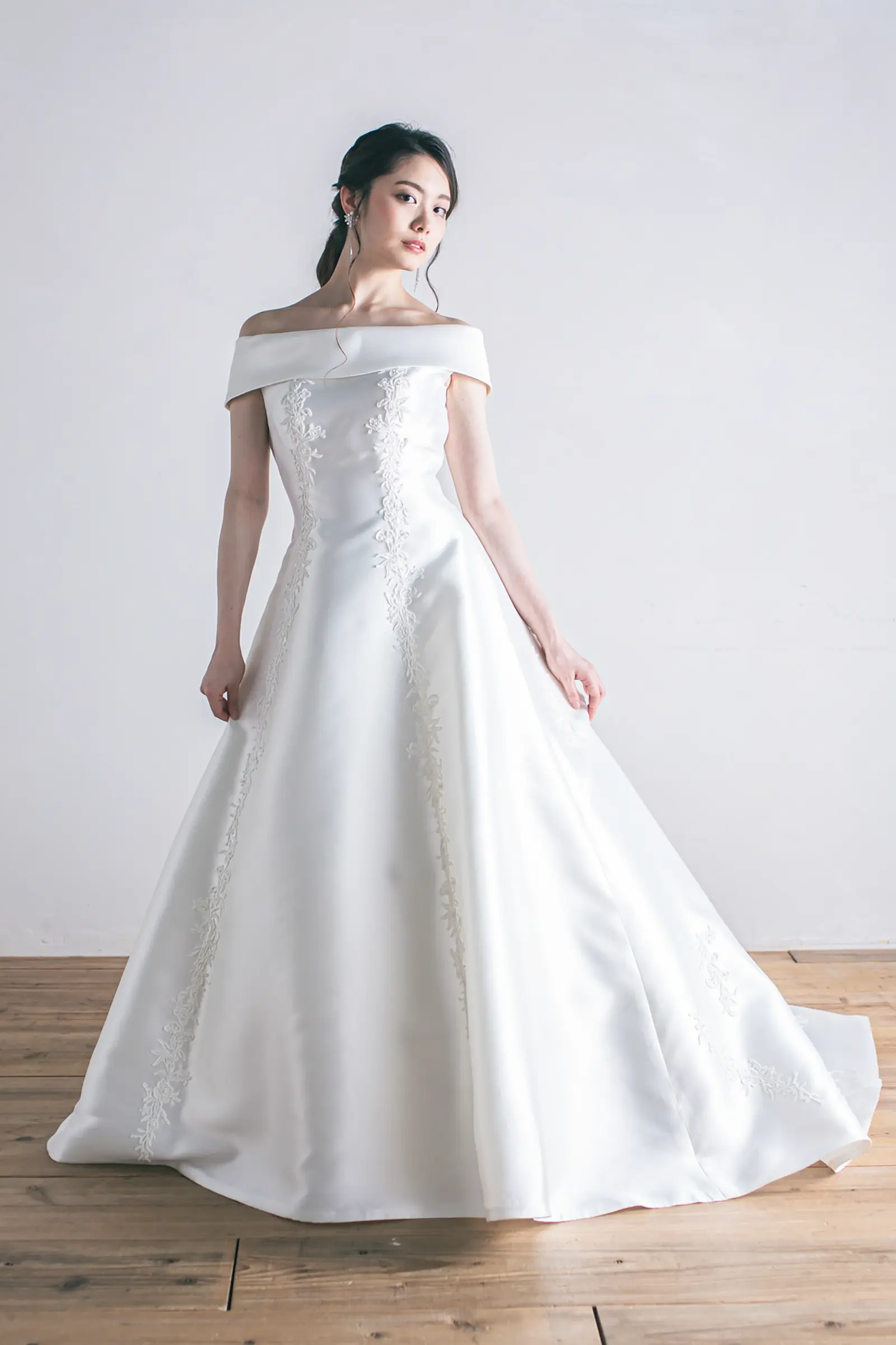 Jellish（ジェリッシュ）のVネック総レースドレス。伊豆下田の海や軽井沢の緑に映える、軽やかなフロントスタイル。