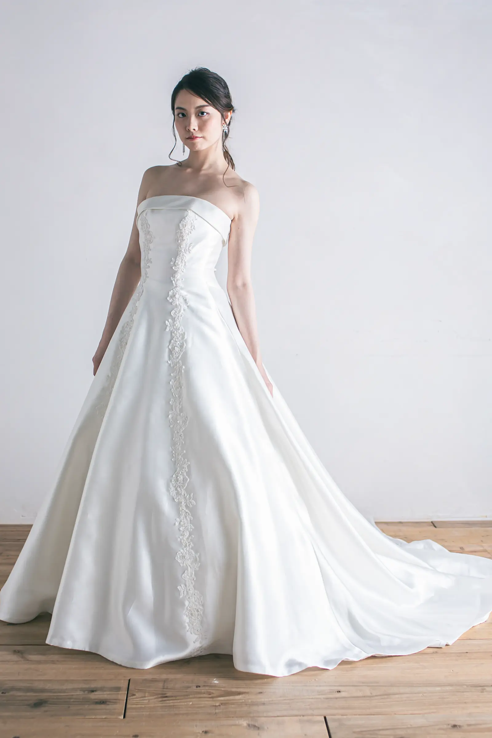 Jellish（ジェリッシュ）のビジュー刺繍Aラインドレス。横浜や金沢の洋館に映える華やかなフロントスタイル。