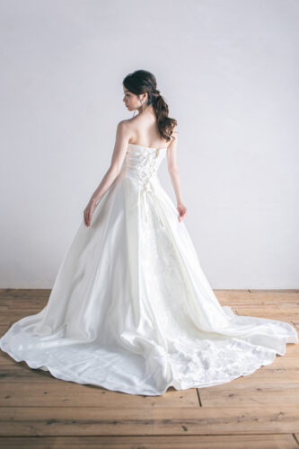 ウェディング　ドレス　ブライダル　ウエディング　フォトジェリッシュ　洋装　フォト　ウェディング　横浜　東京　人気　オススメ　種類　デザイン　失敗　髪型　インナー　クリーニング　オーダー　メイド　可愛い　オシャレ　レンタル　安い　購入　歩き方　シンプル　a　ライン　ロングトレーンドレス