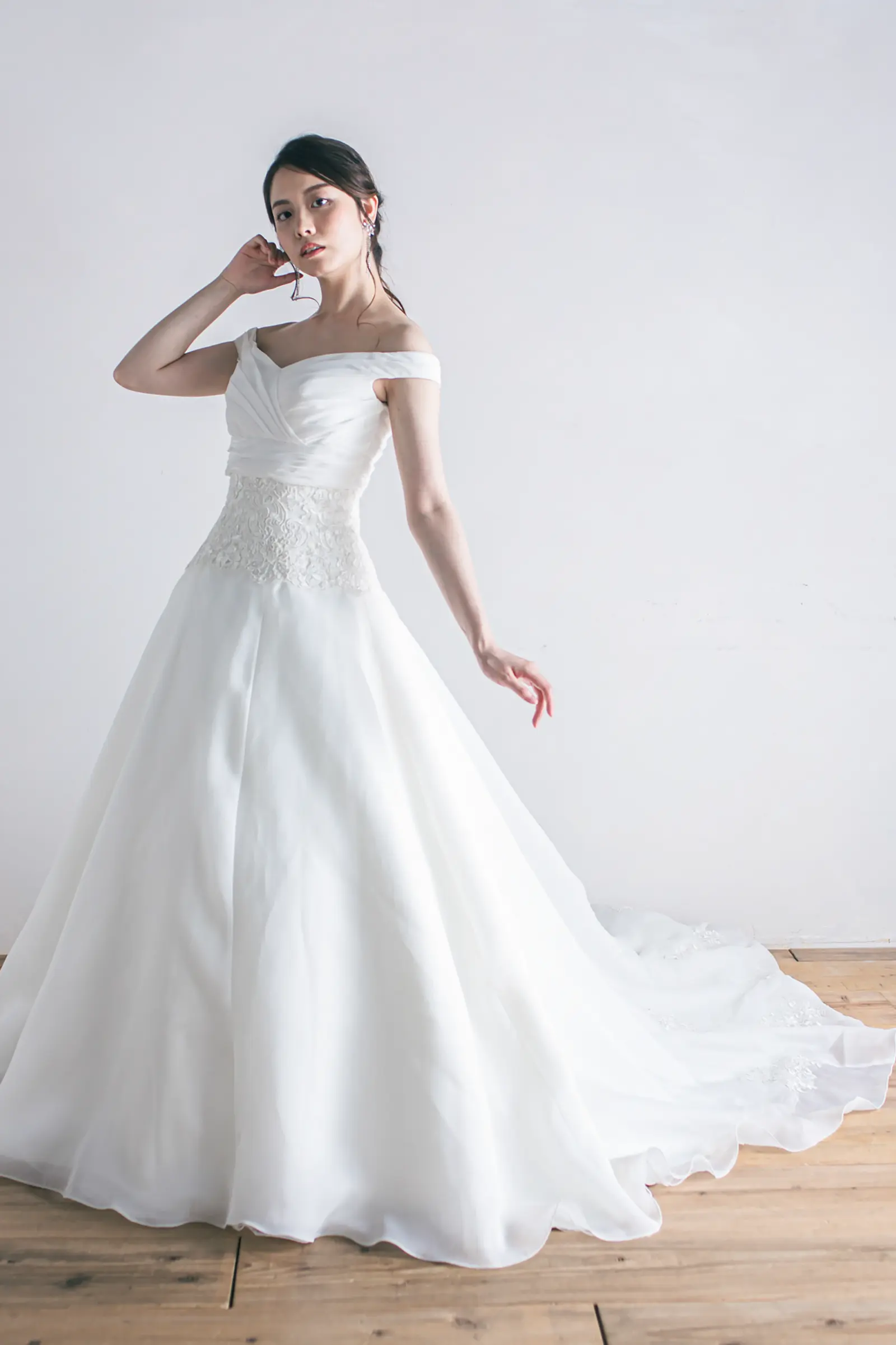 Jellish（ジェリッシュ）のウエストレースドレス。伊豆の海辺や横浜の洋館に映えるドレープの美しいフロント。