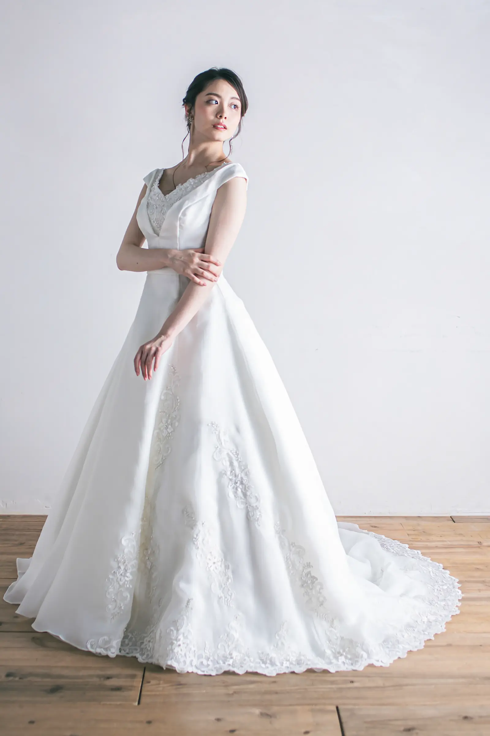 Jellish（ジェリッシュ）のビスチェAラインドレス。ガーデンやビーチで軽やかに広がるバックスタイル。