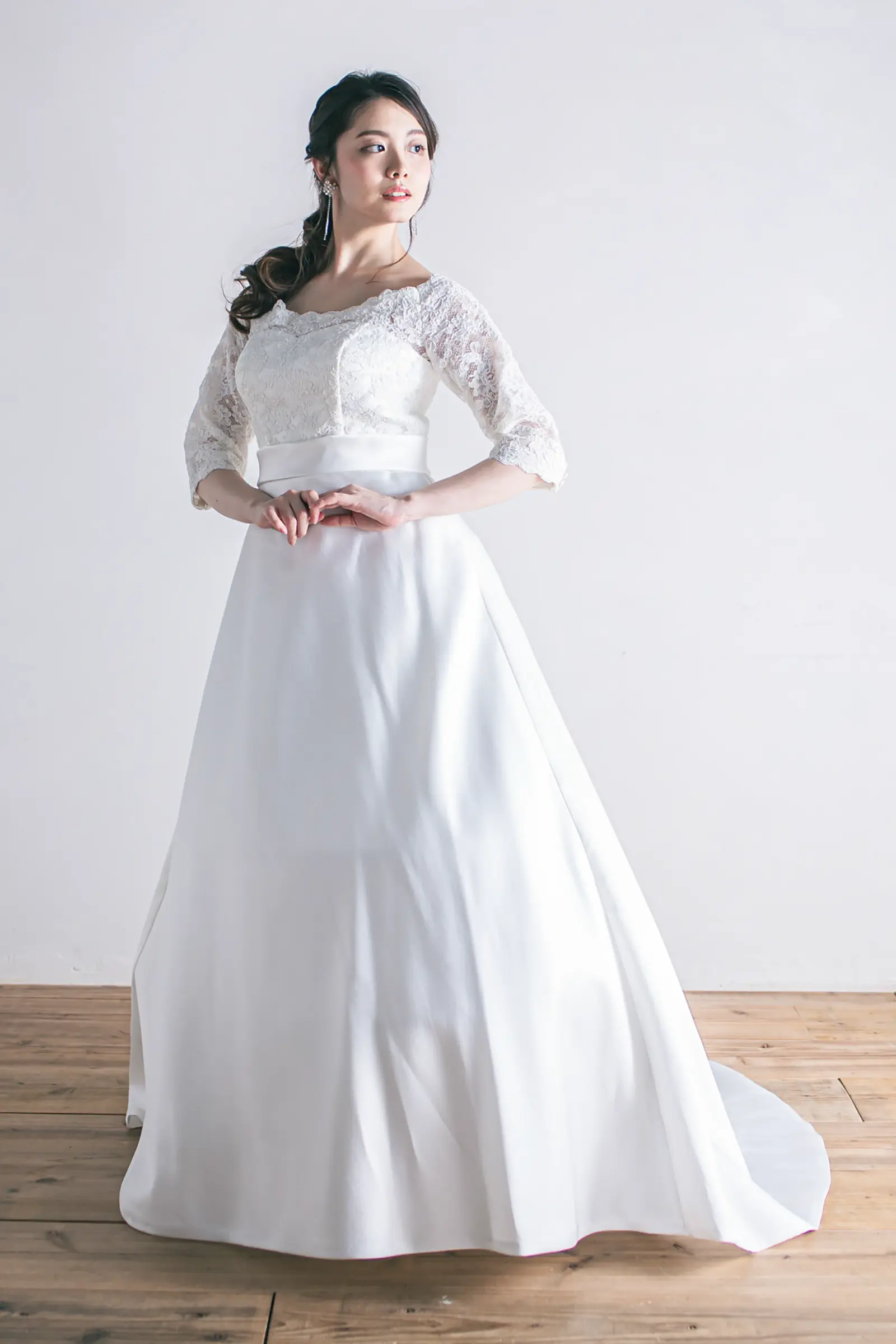 Jellish（ジェリッシュ）のサテンAラインドレス。横浜や金沢の洋館撮影に映える刺繍フロントスタイル。