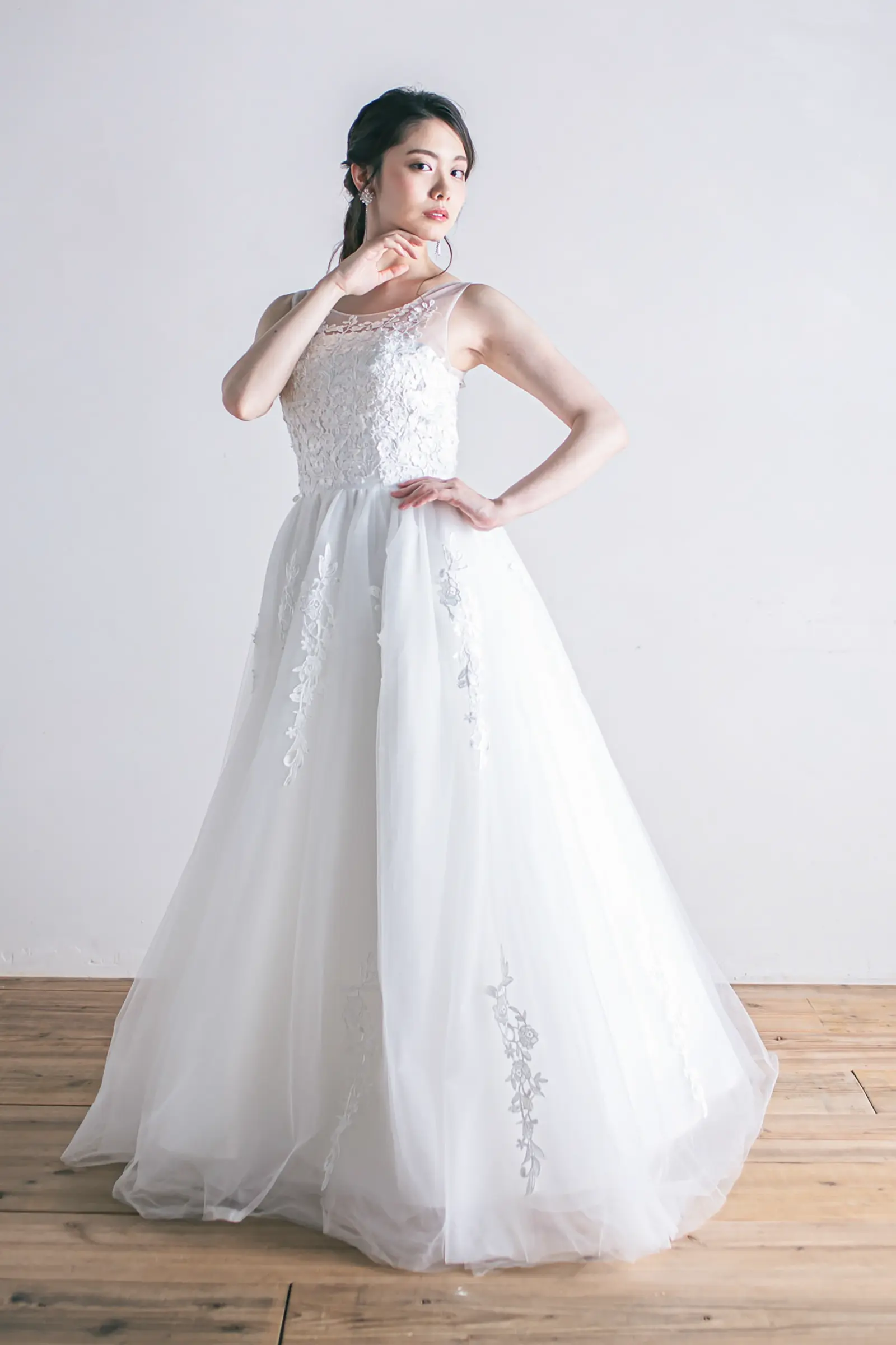 Jellish（ジェリッシュ）のチュールAラインドレス。伊豆下田や軽井沢に映える刺繍フロントスタイル。