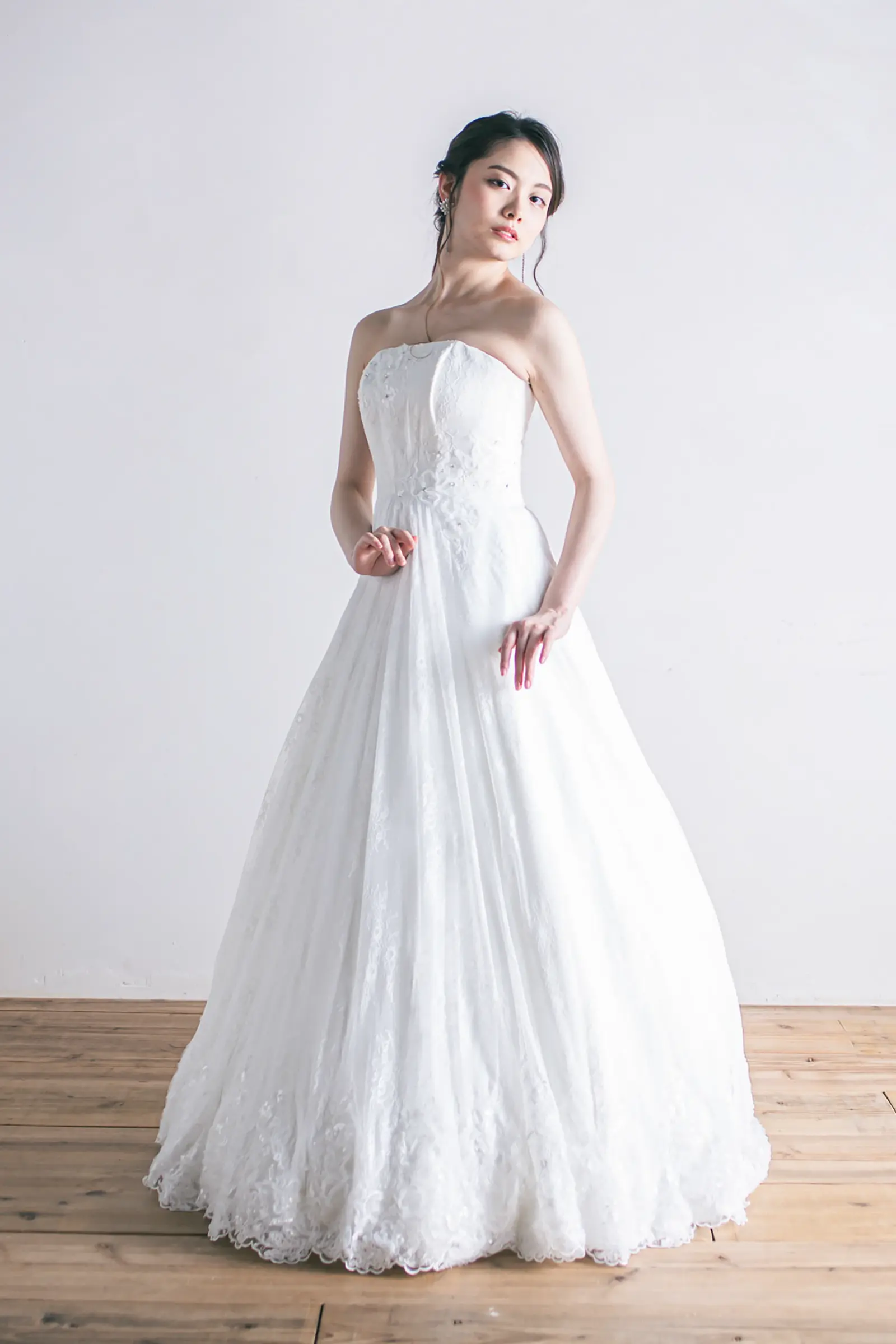 Jellish（ジェリッシュ）の刺繍チュールドレス。伊豆や軽井沢のリゾートに映えるフロントスタイル。