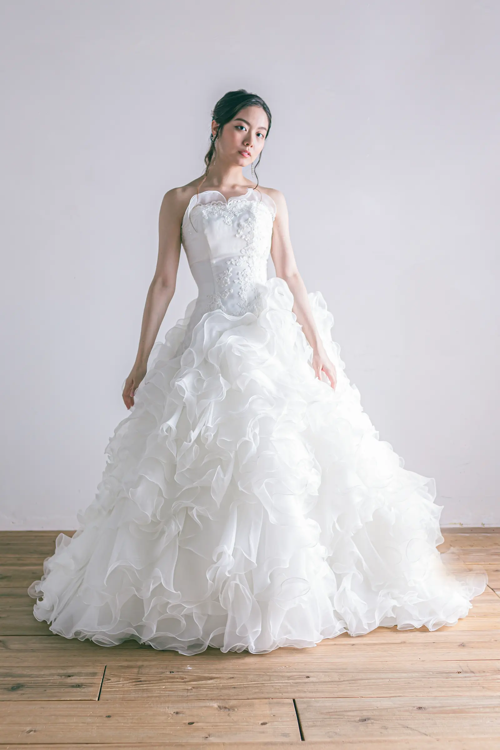 Jellish（ジェリッシュ）**の刺繍チュールドレス。伊豆や軽井沢に映える可憐なフロントスタイル。